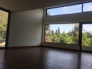 Azotea con jacuzzi y parilla, doble altura en living