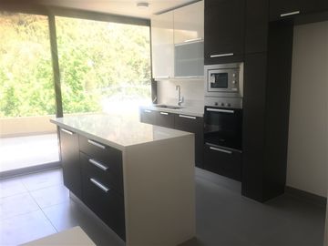 Azotea con jacuzzi y parilla, doble altura en living