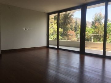 Azotea con jacuzzi y parilla, doble altura en living