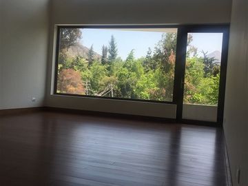 Azotea con jacuzzi y parilla, doble altura en living
