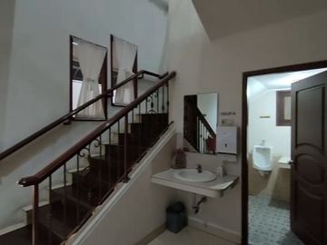 Rumah Mewah Sangat Luas Raya Kertajaya Indah Parkiran Luas