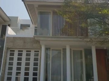 Rumah Greenlake Wiyung STRATEGIS, SEMI FURNISH