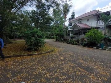 Ruamh hook 1 lantai depan taman di graha megapolitan cinere