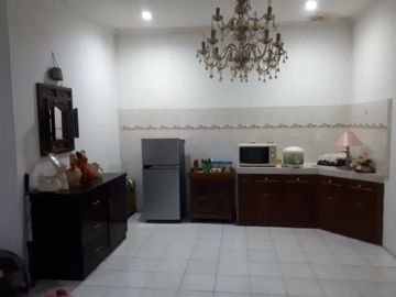 Ruamh hook 1 lantai depan taman di graha megapolitan cinere