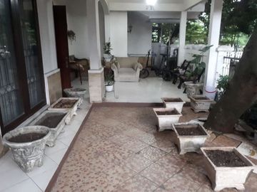 Ruamh hook 1 lantai depan taman di graha megapolitan cinere