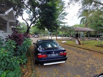 Ruamh hook 1 lantai depan taman di graha megapolitan cinere