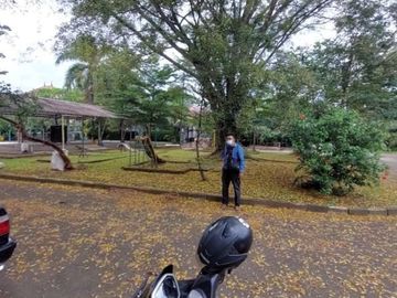 Ruamh hook 1 lantai depan taman di graha megapolitan cinere