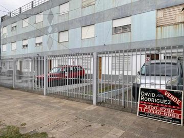 DEPARTAMENTO DE 3 AMBIENTES AL FRENTE CON COCHERA EN VENTA - MORON SUR