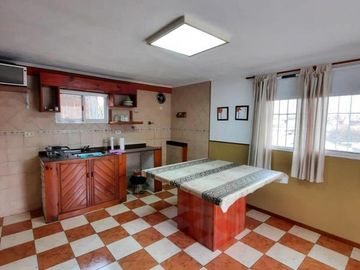 VENTA DE CASA 7 AMBIENTES EN REMEDIOS DE ESCALADA