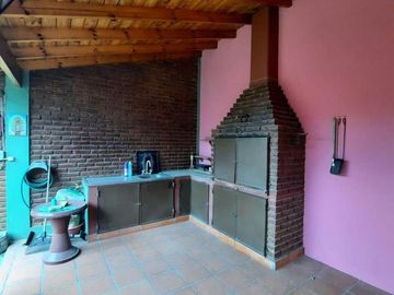VENTA DE CASA 7 AMBIENTES EN REMEDIOS DE ESCALADA