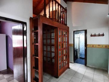 VENTA DE CASA 7 AMBIENTES EN REMEDIOS DE ESCALADA