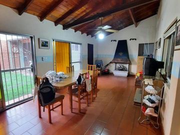 VENTA DE CASA 7 AMBIENTES EN REMEDIOS DE ESCALADA