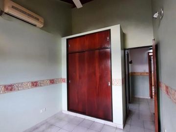 VENTA DE CASA 7 AMBIENTES EN REMEDIOS DE ESCALADA