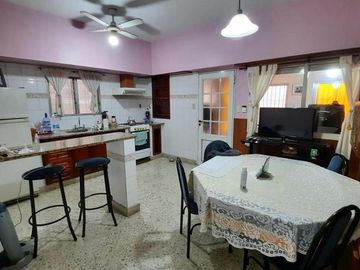 VENTA DE CASA 7 AMBIENTES EN REMEDIOS DE ESCALADA