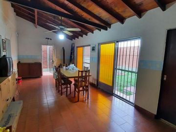 VENTA DE CASA 7 AMBIENTES EN REMEDIOS DE ESCALADA