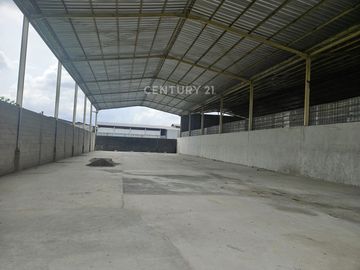 Gudang Dekat Akses Tol Di Peternakan Raya Muat Kontainer 40 Feet