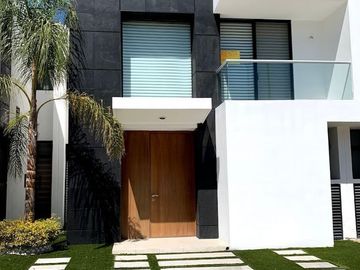 Vendo Casa en Valle de Juriquilla, 3 Recamaras, Cuarto de Servicio, de Lujo
