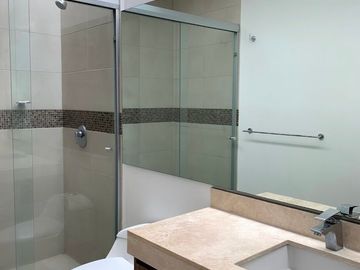 Vendo Casa en Valle de Juriquilla, 3 Recamaras, Cuarto de Servicio, de Lujo
