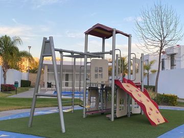 Vendo Casa en Valle de Juriquilla, 3 Recamaras, Cuarto de Servicio, de Lujo