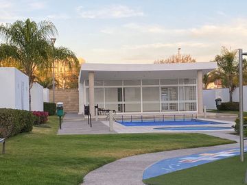 Vendo Casa en Valle de Juriquilla, 3 Recamaras, Cuarto de Servicio, de Lujo