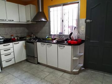 P.H. 3 AMBIENTES AL FRENTE RECICLADO CON PATIO Y TERRAZA