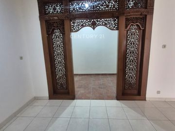 Disewakan Per Tahun Rumah Dekat Pintu Toll Di Menteng Bintaro