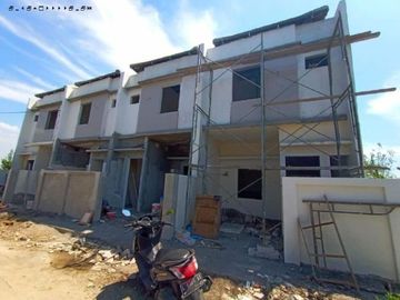 Rumah Rungkut Hadap selatan, PLN PDAM siap