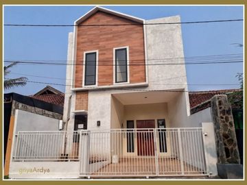 Rumah 2 lantai strategis,akses jalan bisa 2 mobil free pagar