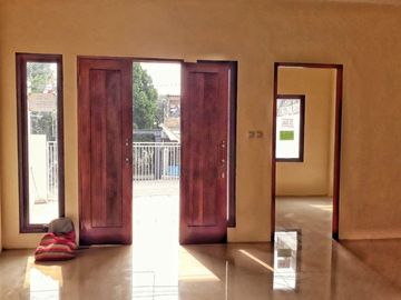 Rumah 2 lantai strategis,akses jalan bisa 2 mobil free pagar