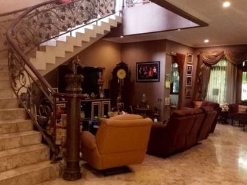 Rumah Halaman Luas ada Swimming Pool di Puri Cinere Depok
