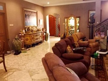 Rumah Halaman Luas ada Swimming Pool di Puri Cinere Depok