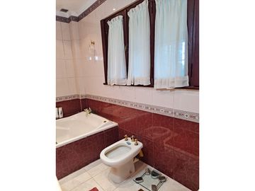 Hermoso Chalet en 2 plantas con Parque