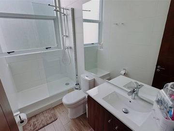 Casa en venta de 4 dorm. en Peñalolén, Consistorial