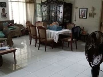 Rumah 2 lantai dalam komplek megacinere halaman depan belakang