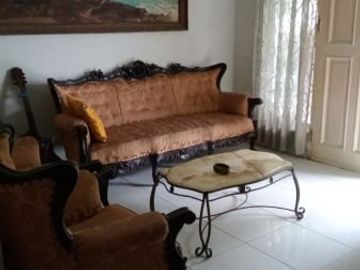 Rumah 2 lantai dalam komplek megacinere halaman depan belakang