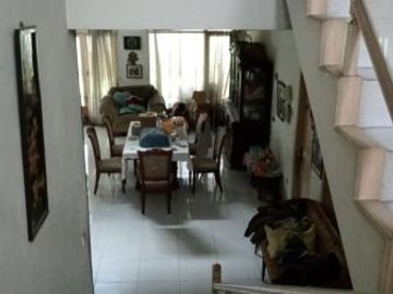 Rumah 2 lantai dalam komplek megacinere halaman depan belakang