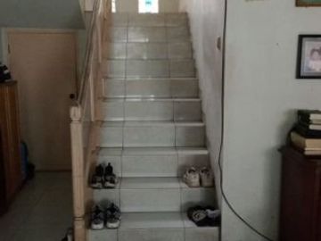 Rumah 2 lantai dalam komplek megacinere halaman depan belakang