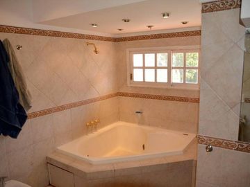 Duplex con pileta climatizada · 128m² · 4 Ambientes · 1 Cochera