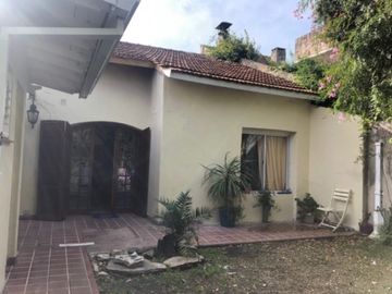 chalet playa grande, parque, garaje doble y departamento de entrada independiente.