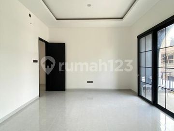 Rumah Modern Elegan di Brigif Selangkah ke Tol