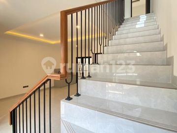Rumah Modern Elegan di Brigif Selangkah ke Tol