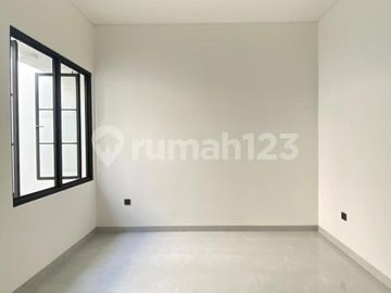 Rumah Modern Elegan di Brigif Selangkah ke Tol