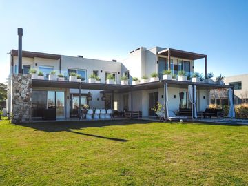 Moderna y canchera casa al golf en El Golf, Nordelta