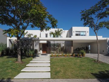 Moderna y canchera casa al golf en El Golf, Nordelta