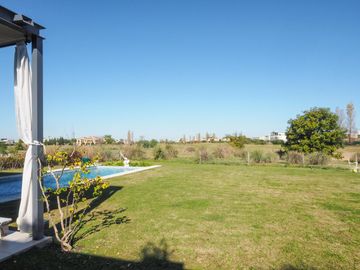 Moderna y canchera casa al golf en El Golf, Nordelta