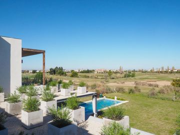 Moderna y canchera casa al golf en El Golf, Nordelta