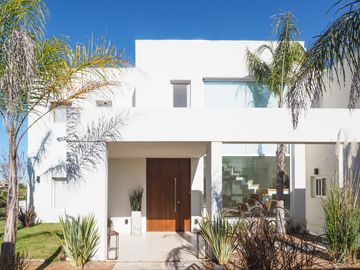 Moderna y canchera casa al golf en El Golf, Nordelta