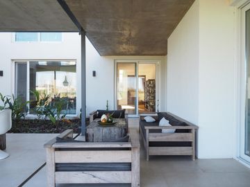 Moderna y canchera casa al golf en El Golf, Nordelta