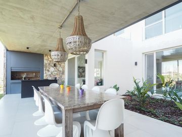 Moderna y canchera casa al golf en El Golf, Nordelta