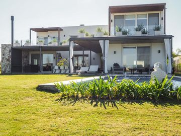 Moderna y canchera casa al golf en El Golf, Nordelta